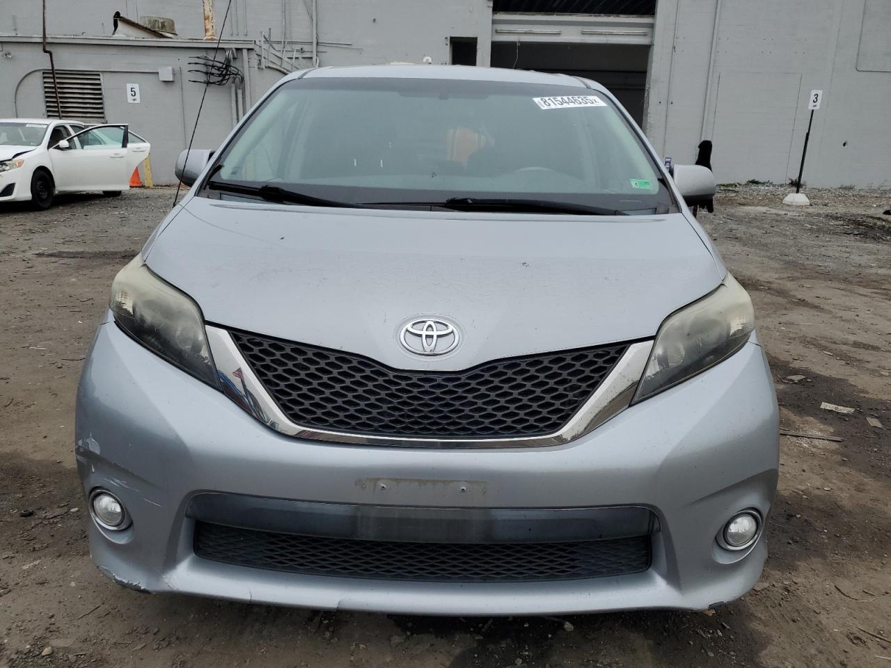 2011 Toyota Sienna Sport - Фото 5