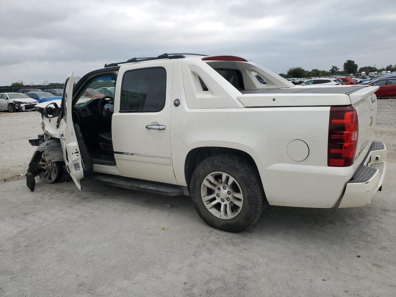 2013 Chevrolet Avalanche Ltz - Фото 2