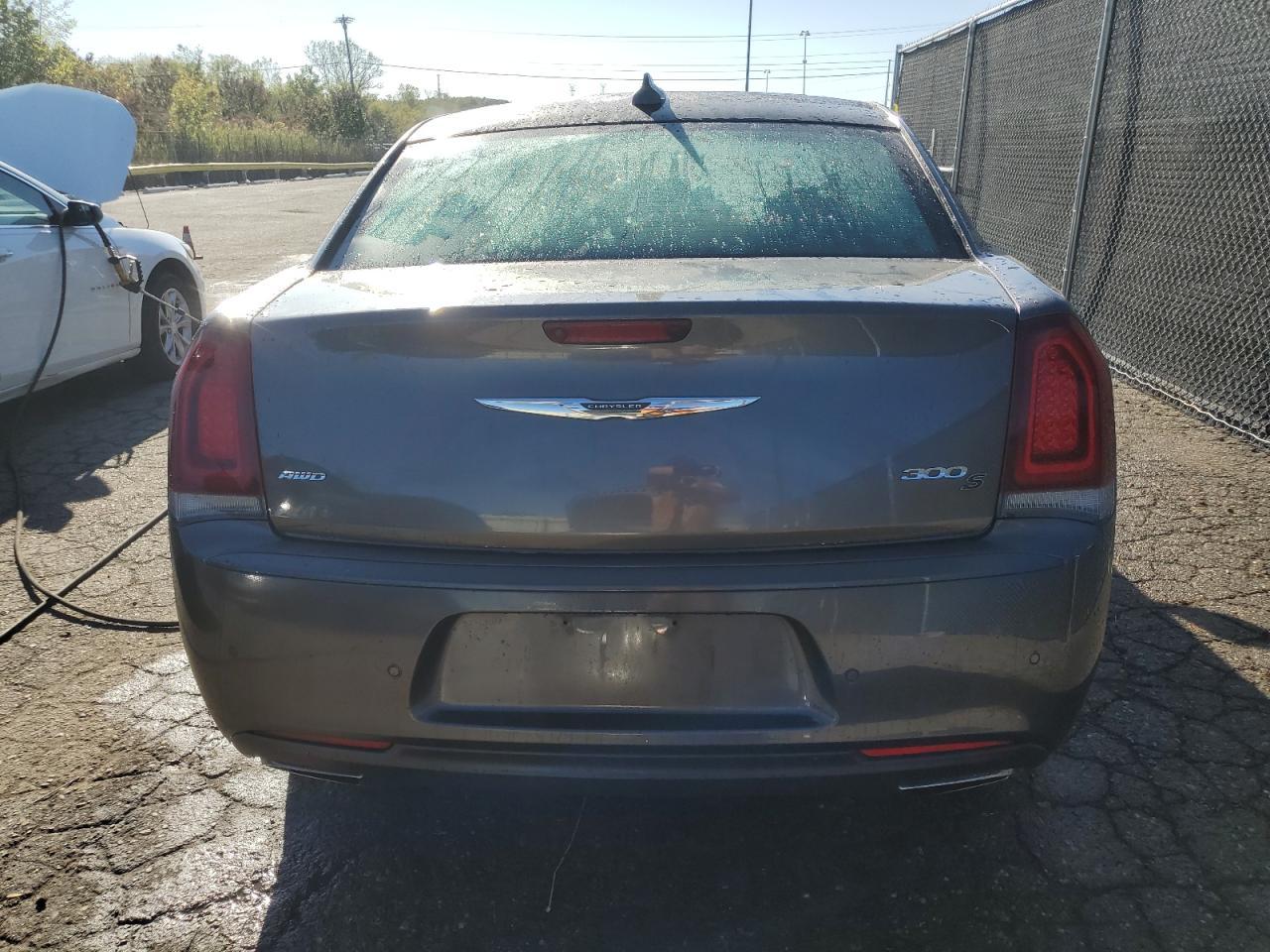 2018 Chrysler 300 S - Image 6