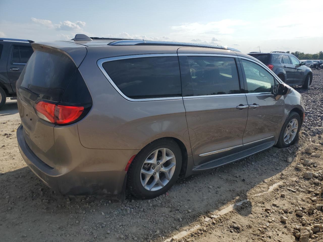 2017 Chrysler Pacifica Touring L Plus - Фото 3