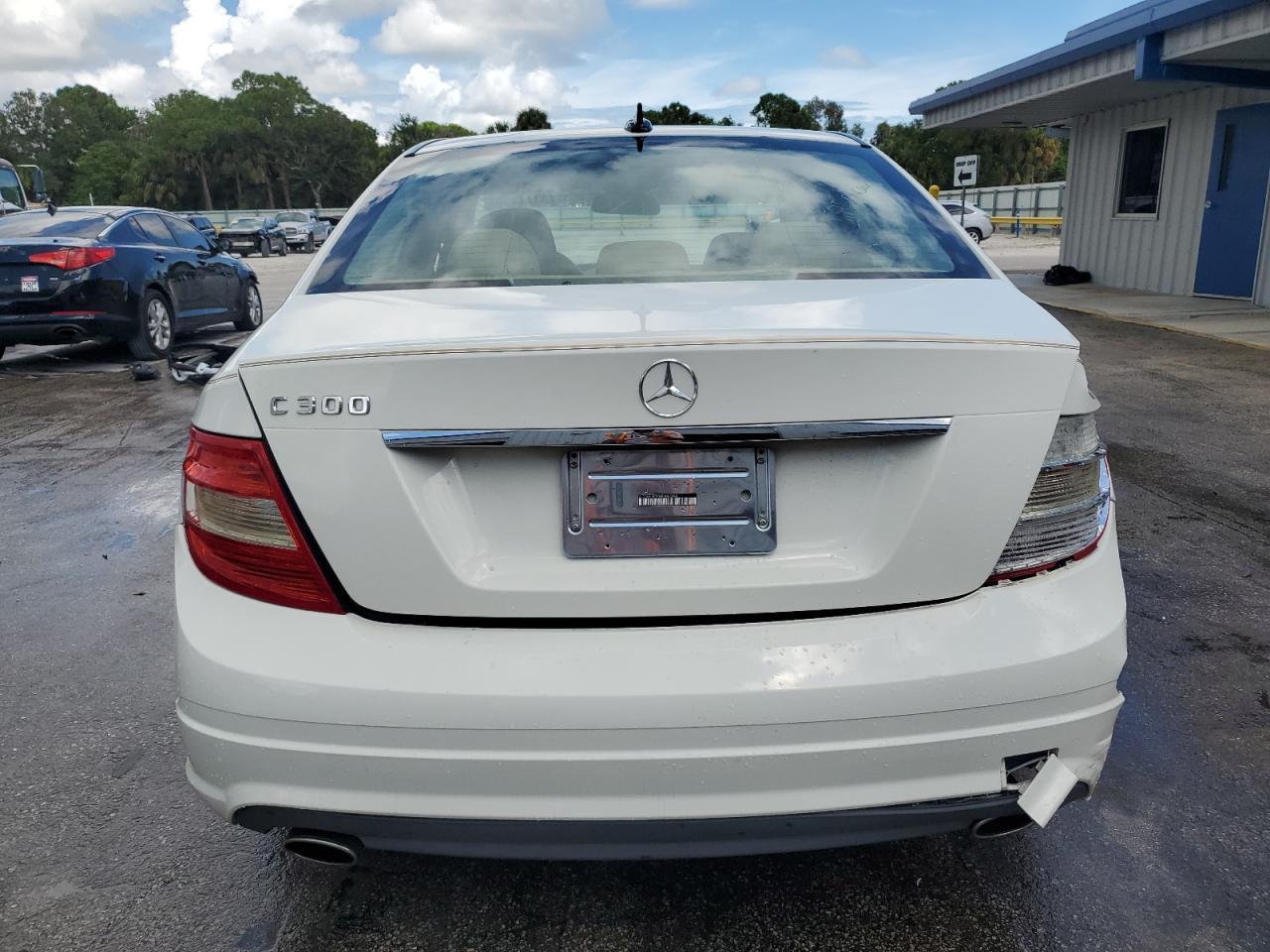2010 Mercedes-Benz C 300 - Фото 6