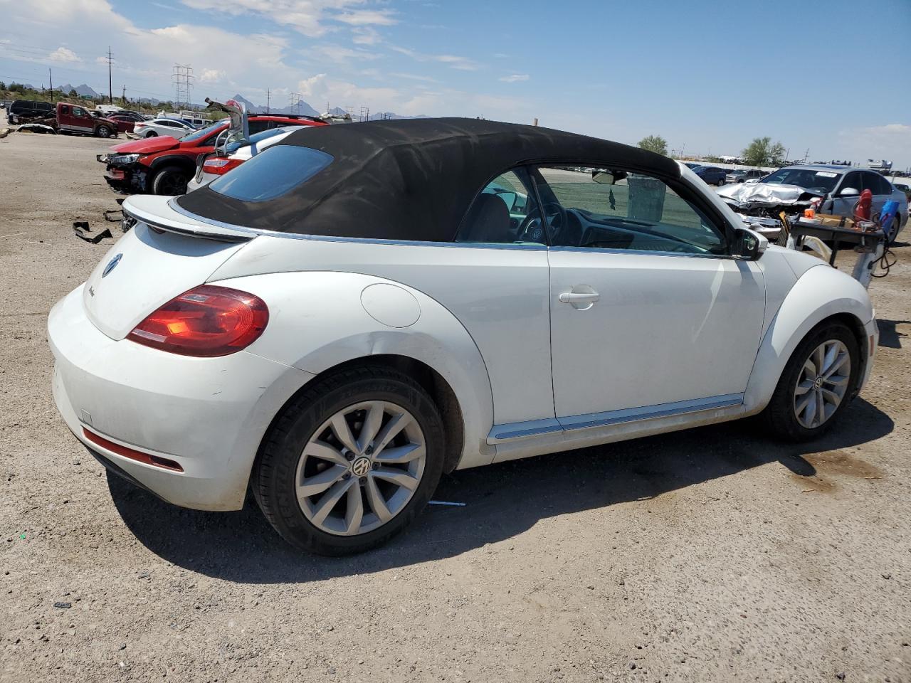 2017 Volkswagen Beetle S/Se - Фото 3