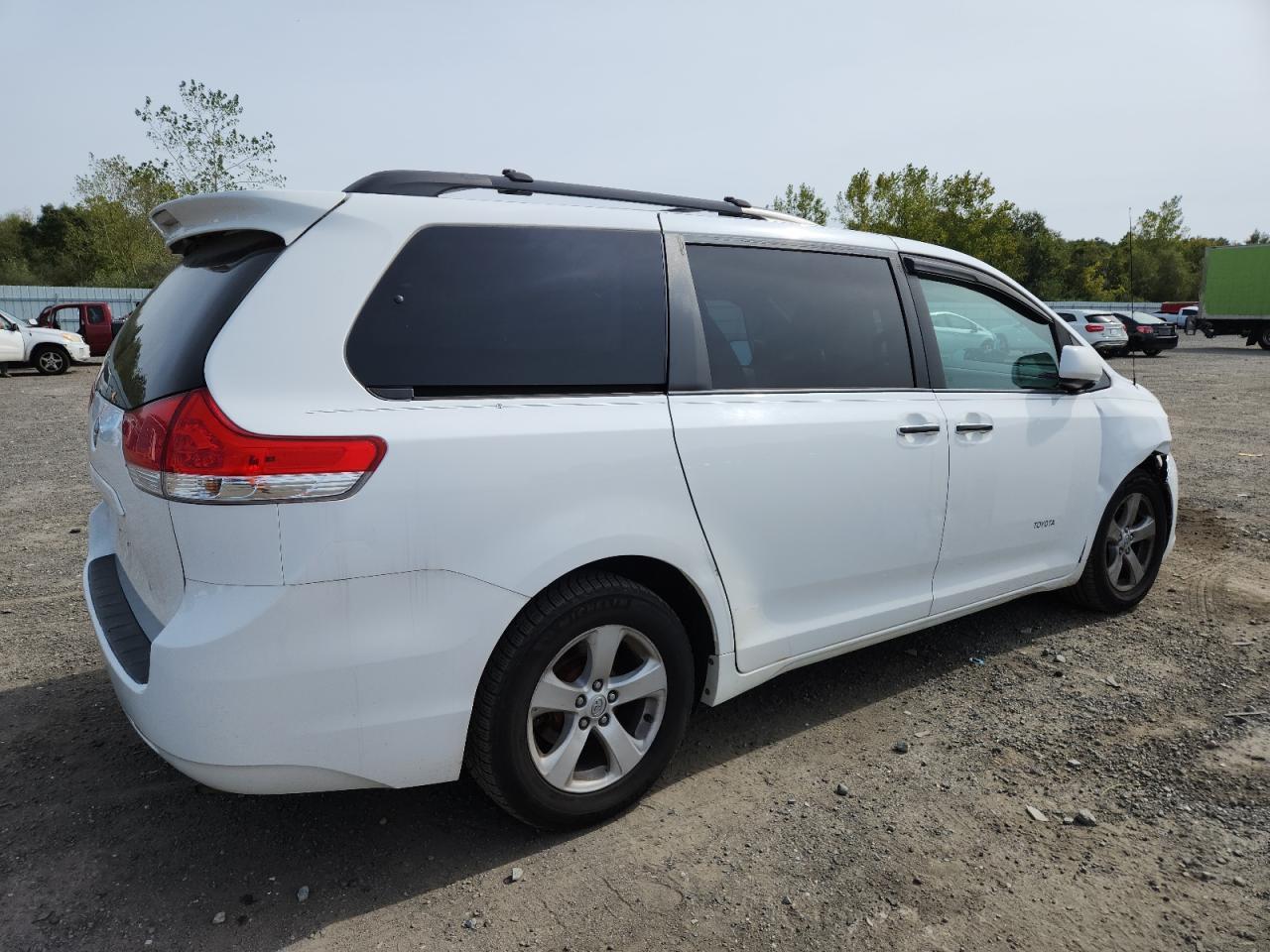 2013 Toyota Sienna Le - Image 3