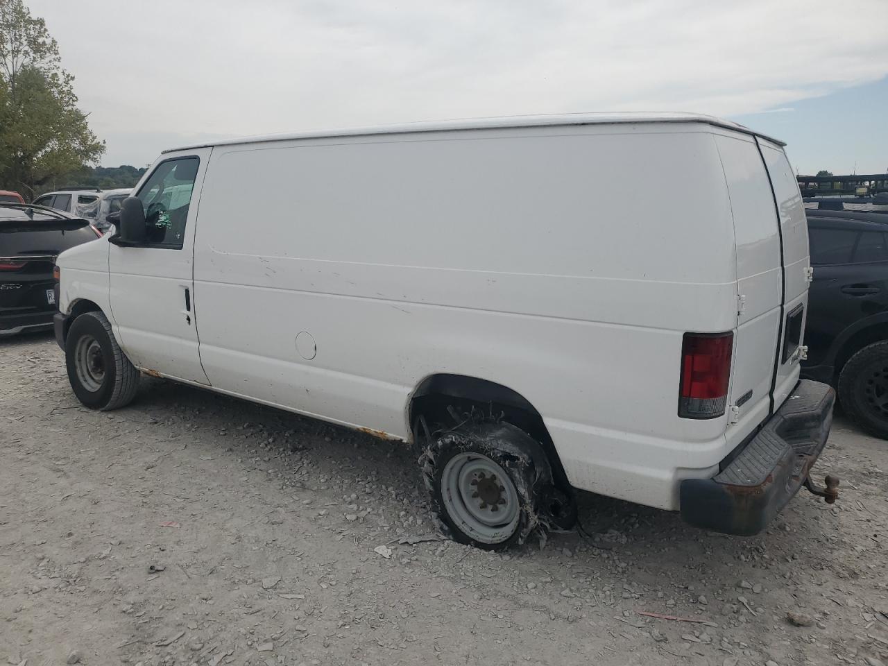 2010 Ford Econoline E250 Van - Фото 2