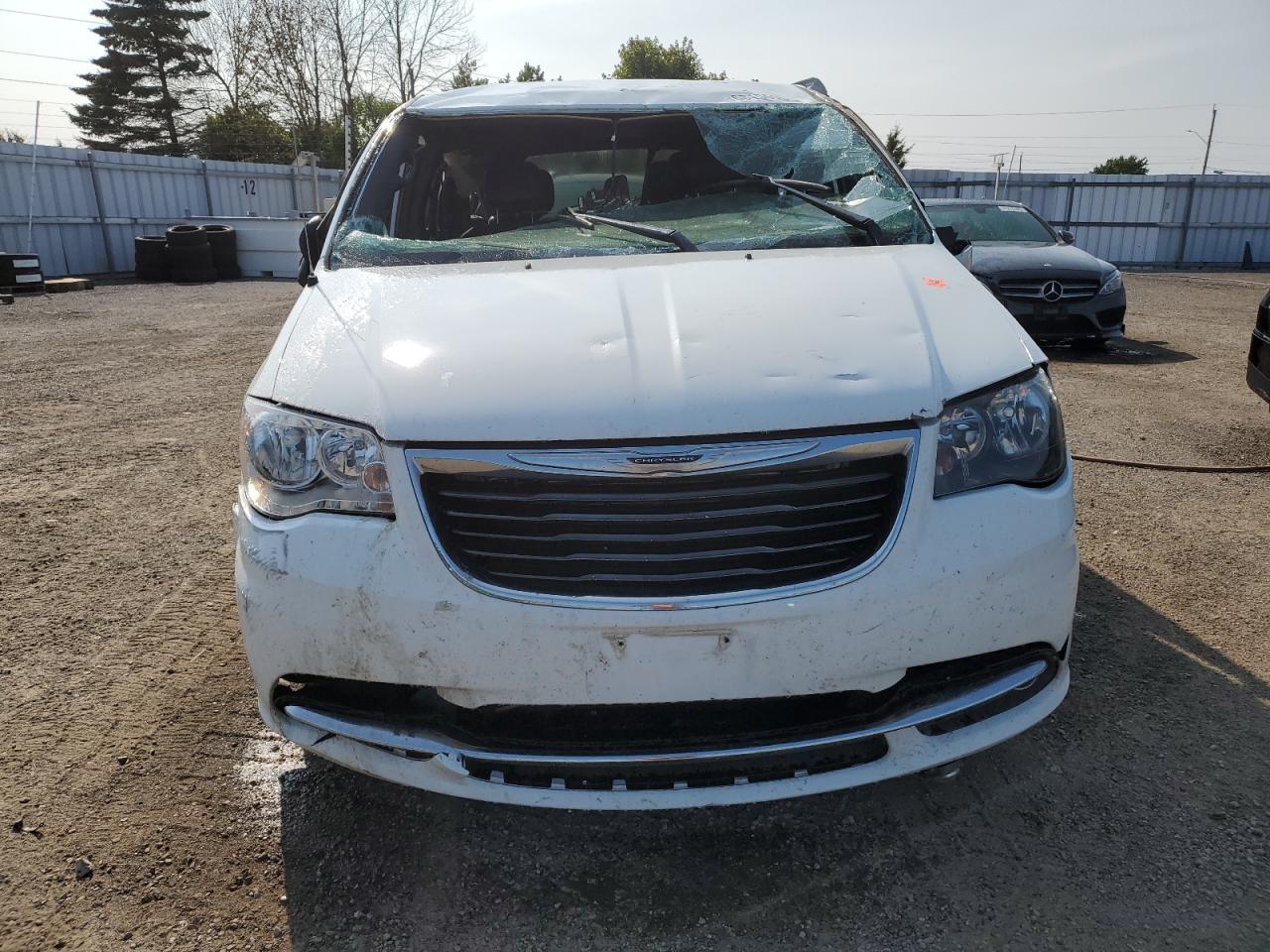 2016 Chrysler Town & Country S - Image 5