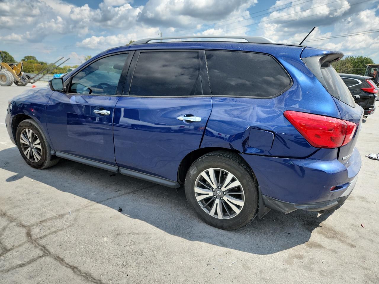 2018 Nissan Pathfinder S - Image 2