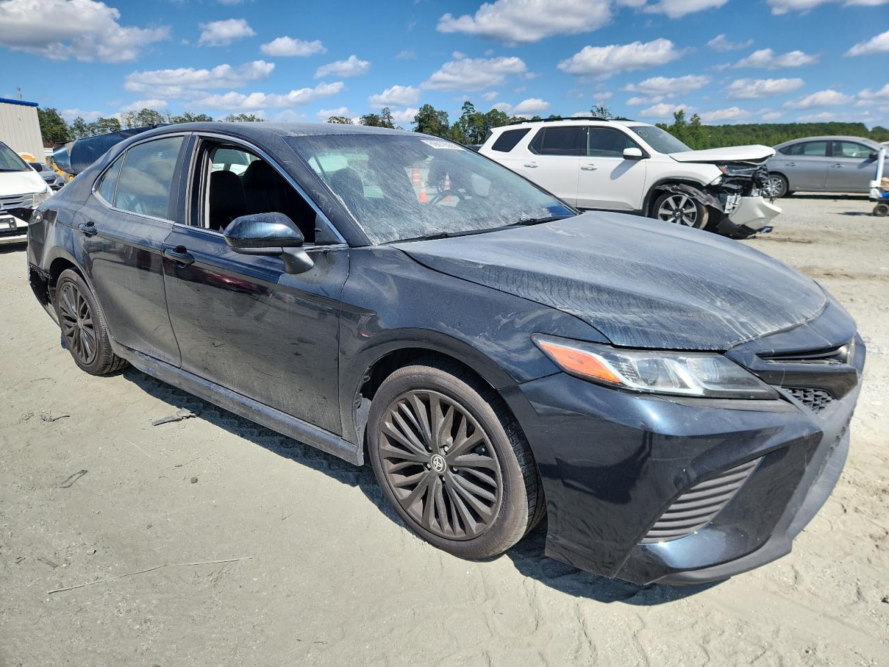 2020 Toyota Camry Se - Фото 4