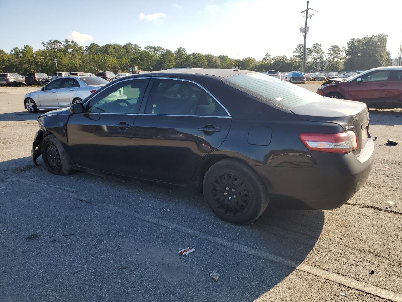 2011 Toyota Camry Base - Фото 2