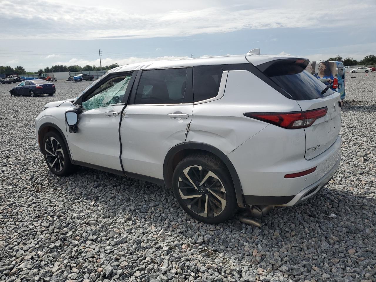 2023 Mitsubishi Outlander Se - Image 2