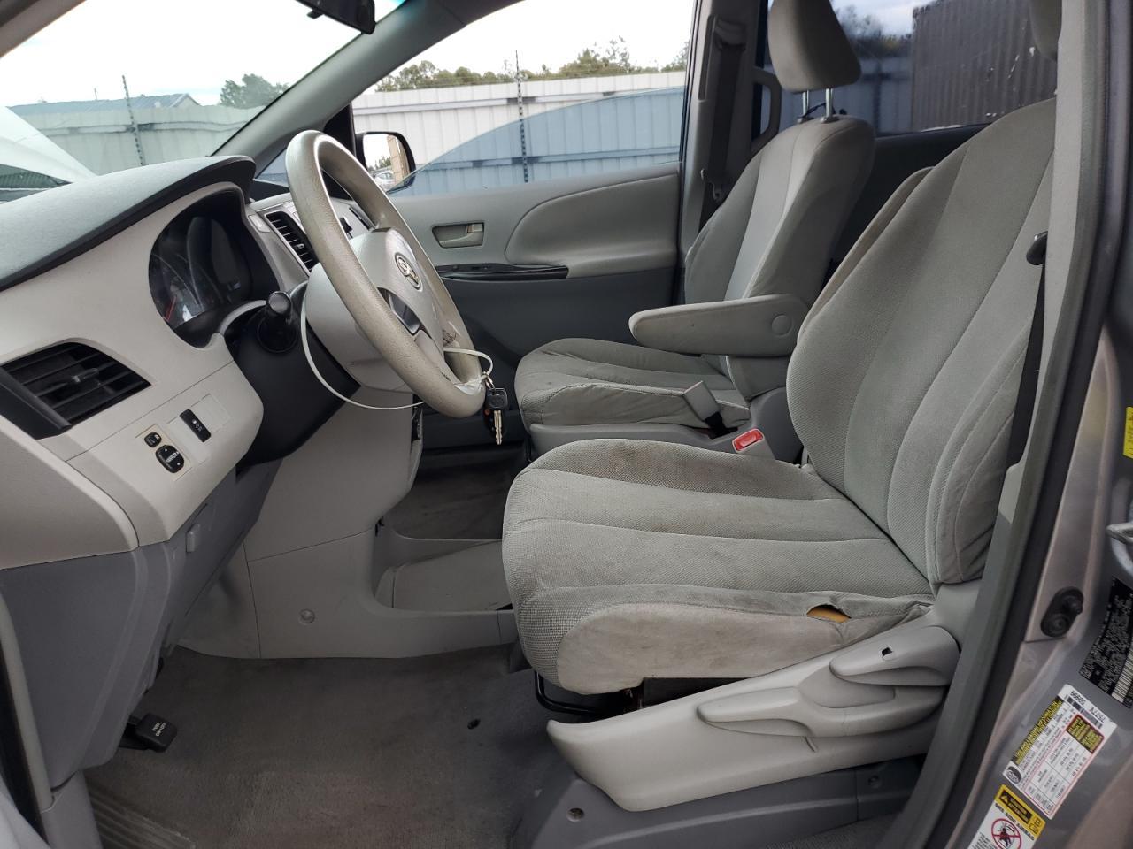2011 Toyota Sienna - Фото 7
