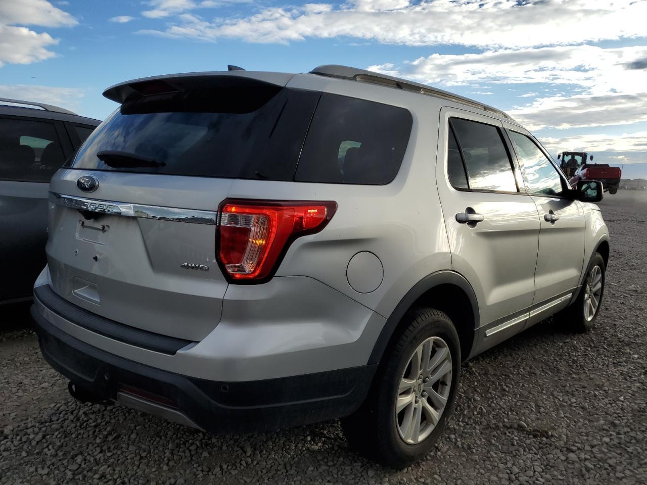 2019 Ford Explorer Xlt - Фото 3