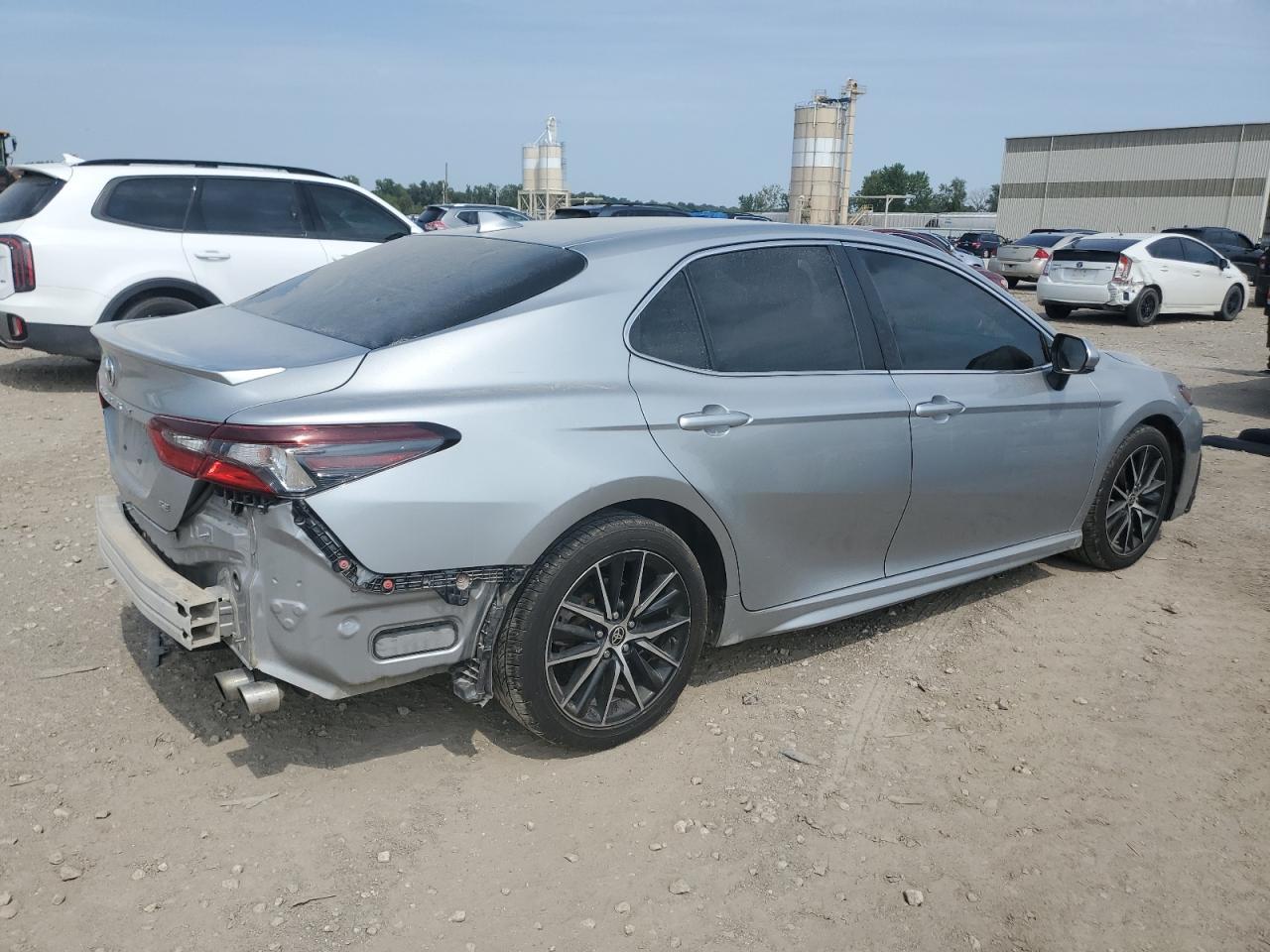 2021 Toyota Camry Se - Фото 3