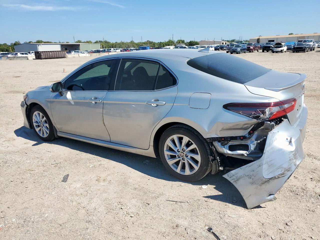 2022 Toyota Camry Le - Фото 2