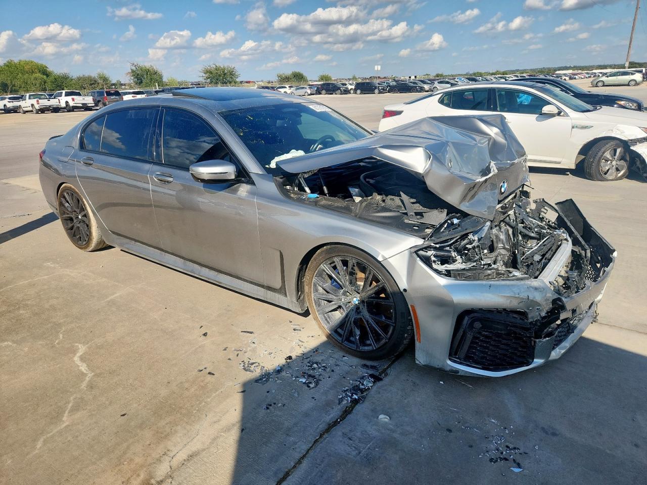 2020 BMW 750 Xi - Image 4