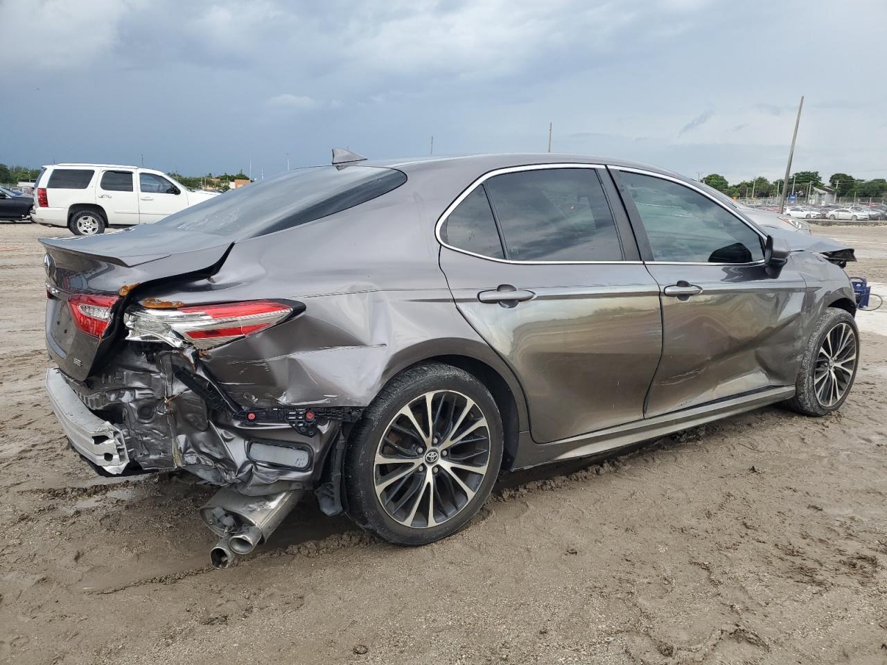 2020 Toyota Camry Se - Фото 3