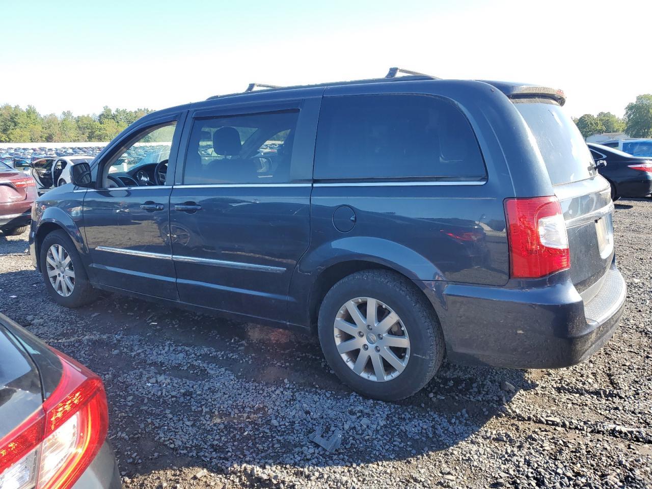 2014 Chrysler Town & Country Touring - Фото 2