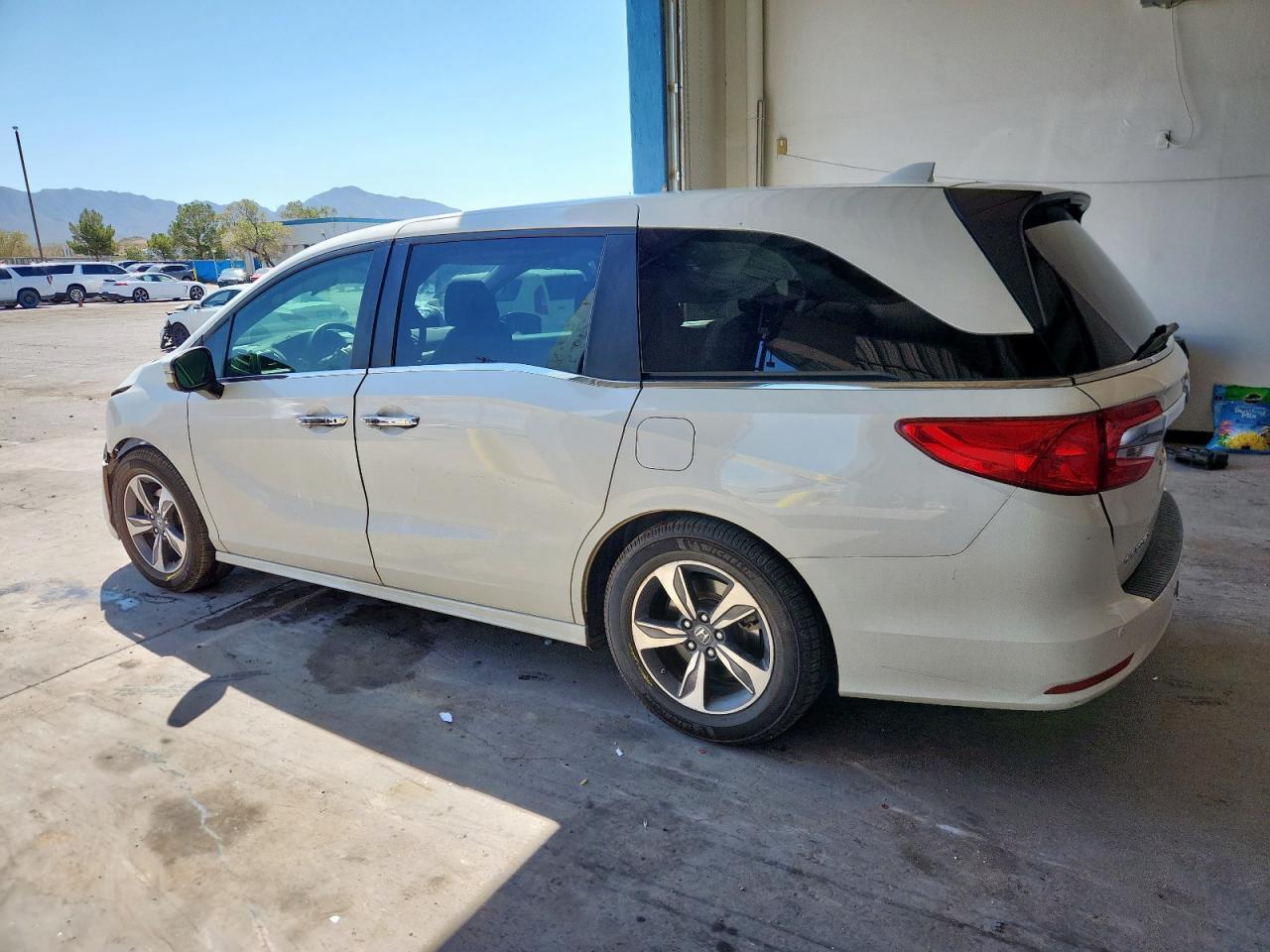 2018 Honda Odyssey Touring - Image 2