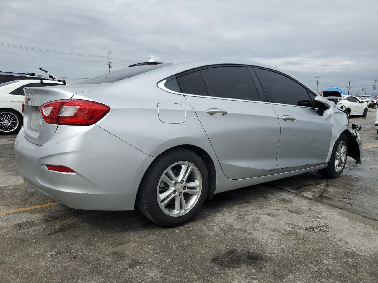2018 Chevrolet Cruze Lt - Image 3