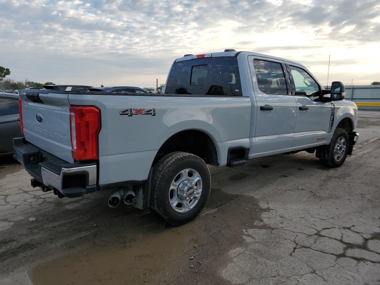 2025 Ford F250 Super Duty - Фото 3