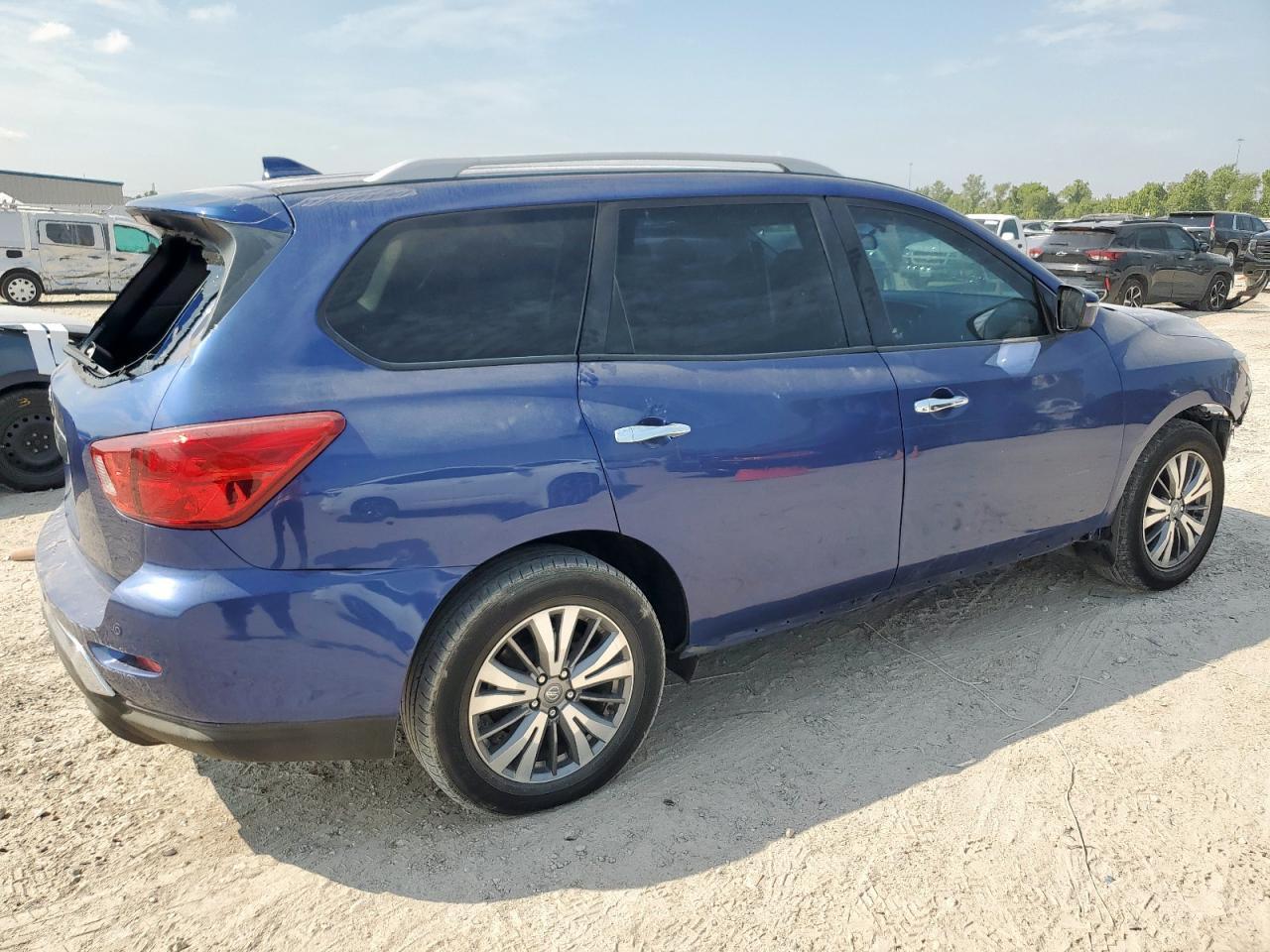 2019 Nissan Pathfinder S - Image 3