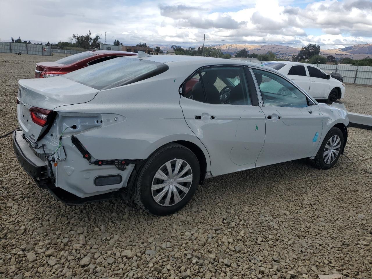 2022 Toyota Camry Le - Фото 3