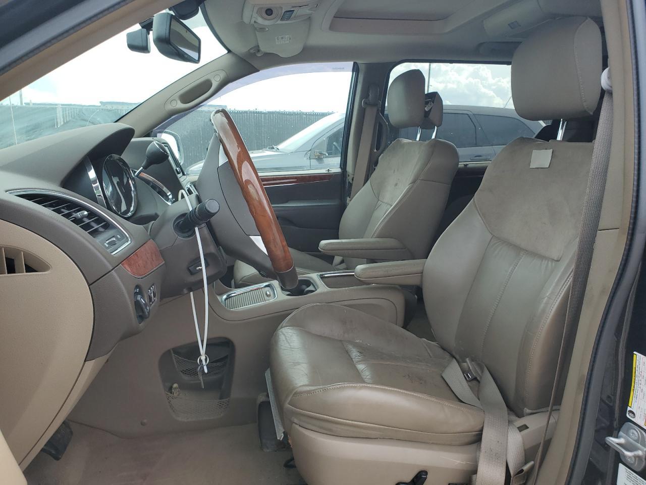 2014 Chrysler Town & Country Limited - Image 7