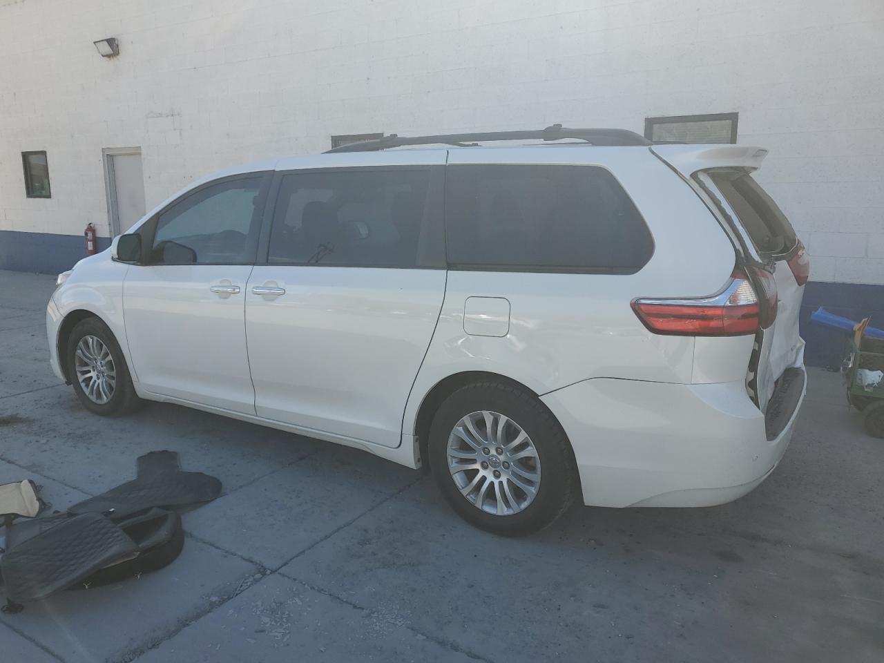 2016 Toyota Sienna Xle - Фото 2