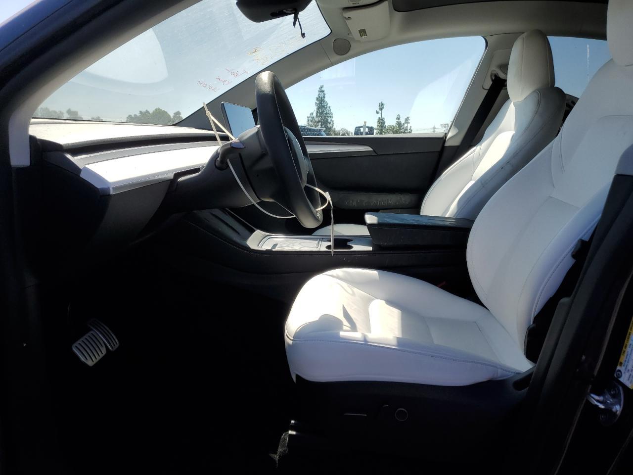 2025 Tesla Model Y - Image 7