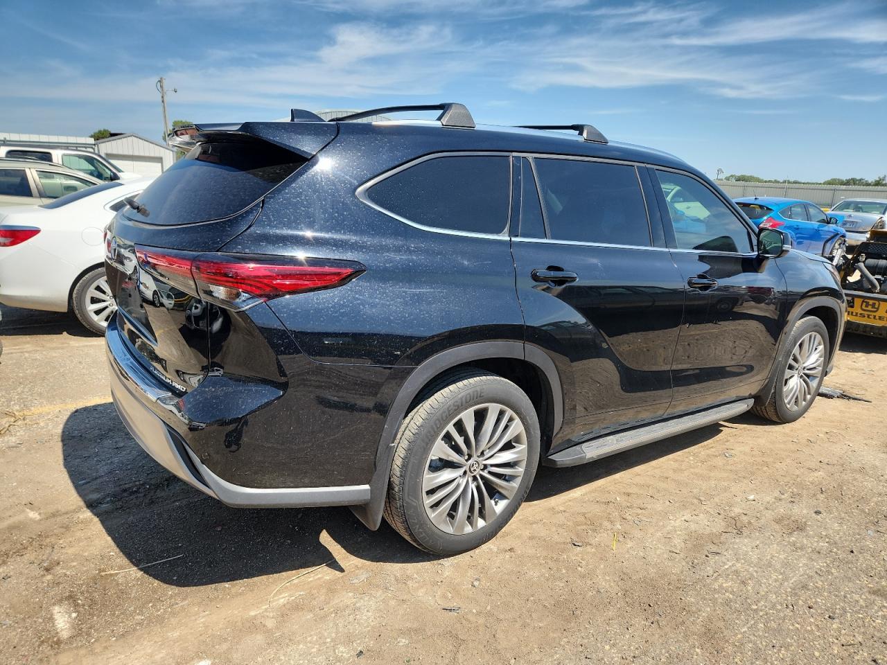 2022 Toyota Highlander Platinum - Image 3