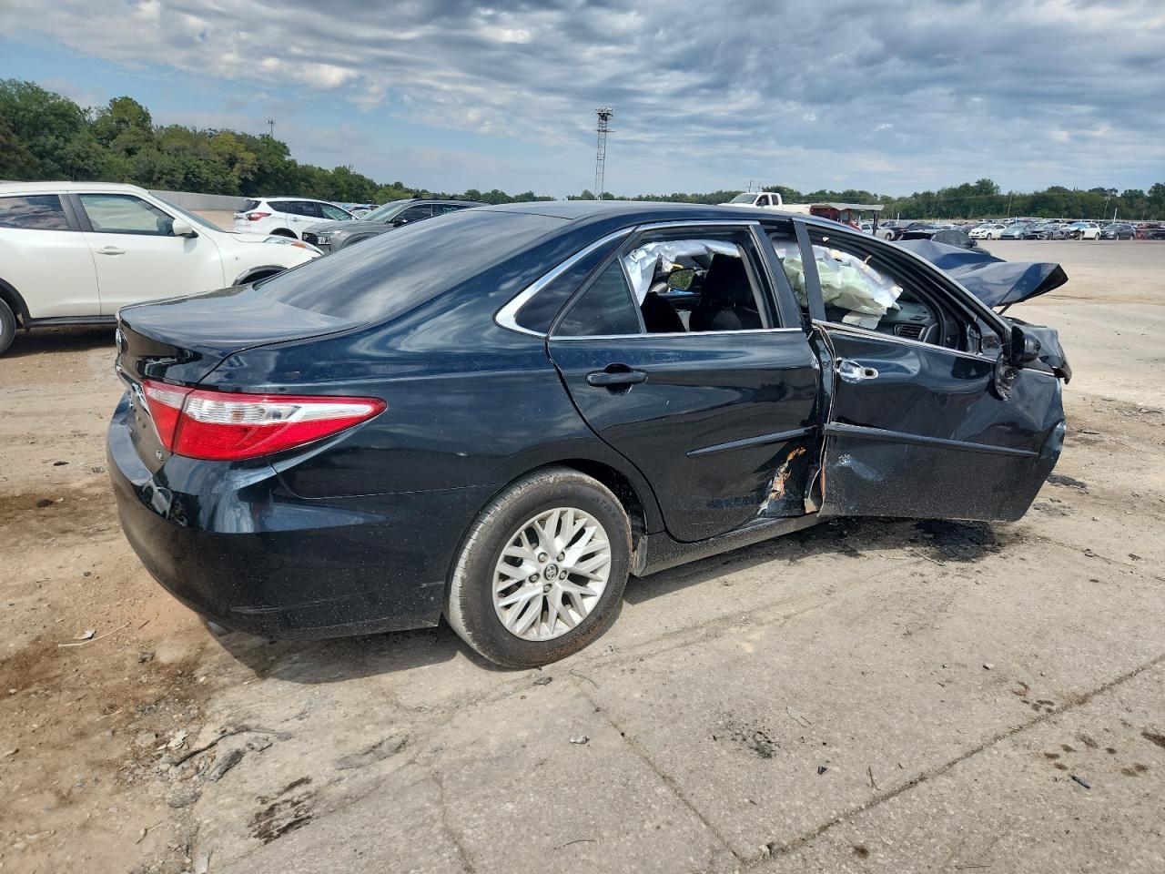 2016 Toyota Camry Le - Image 3