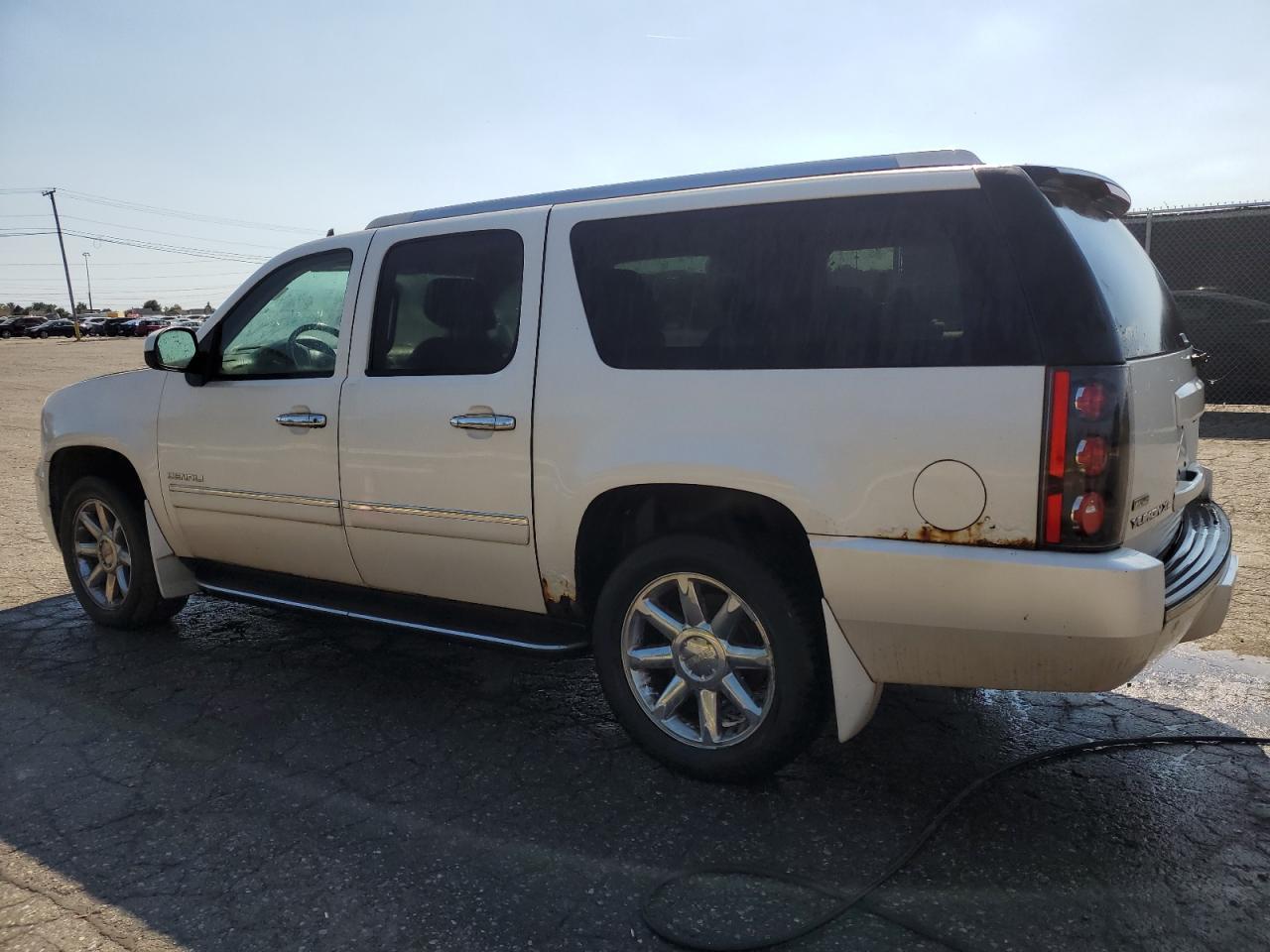 2011 GMC Yukon Xl Denali - Image 2