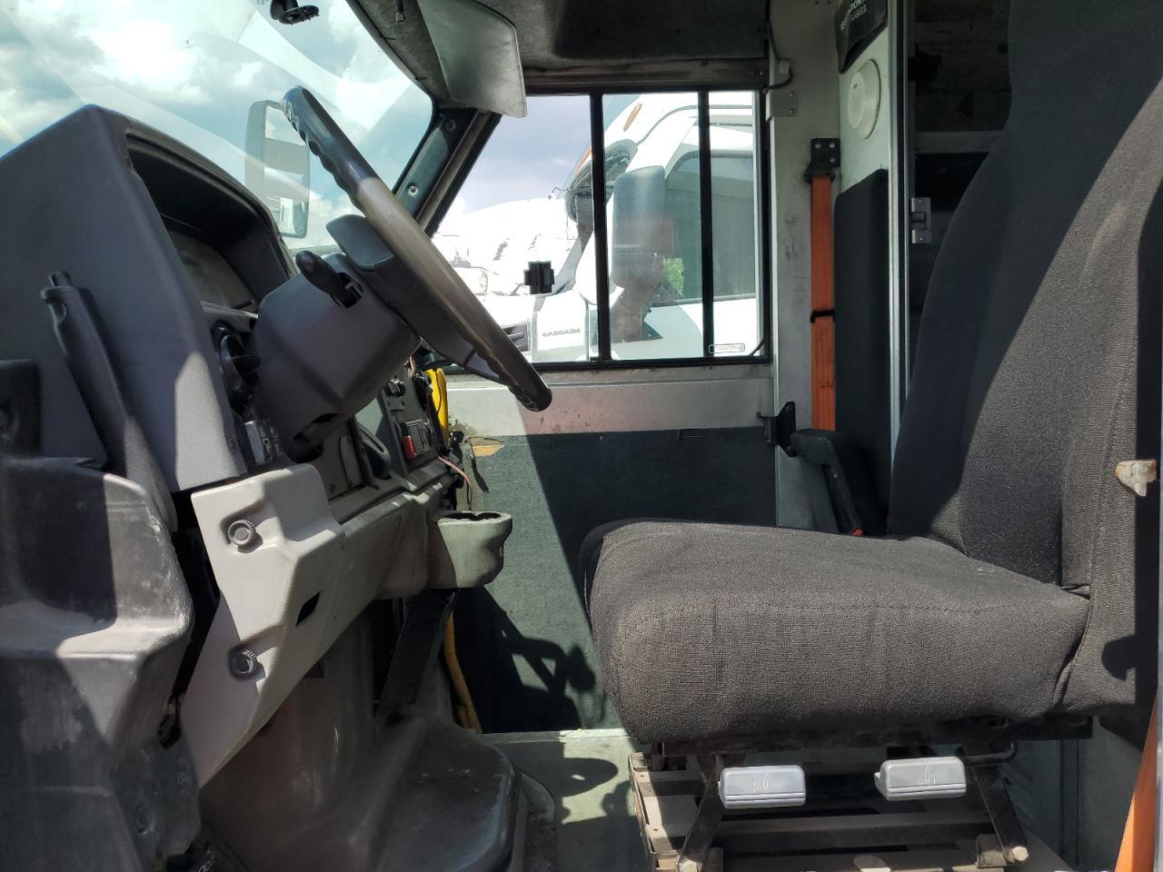 2016 Isuzu Npr - Image 7