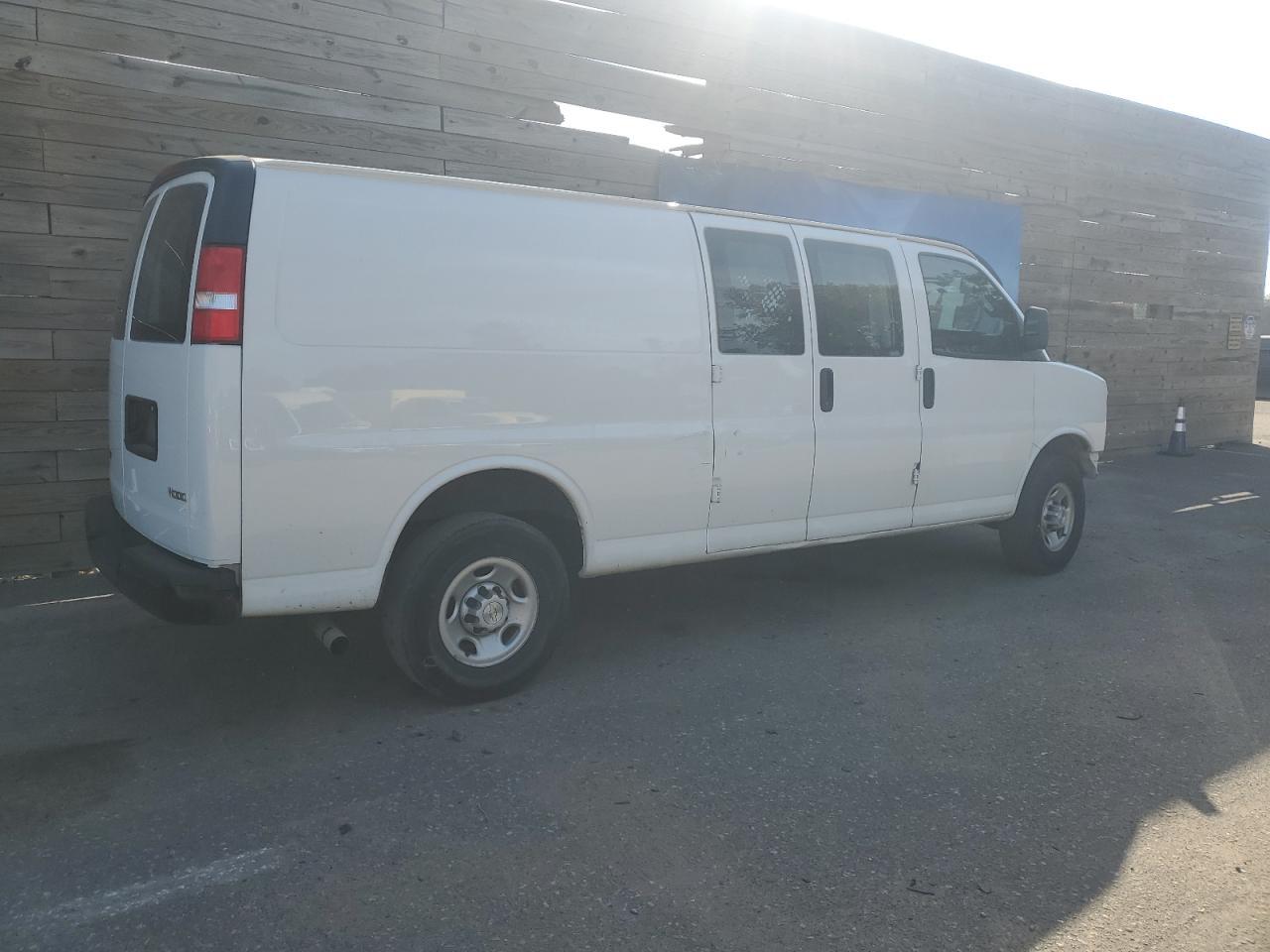 2022 Chevrolet Express G3500 - Фото 3