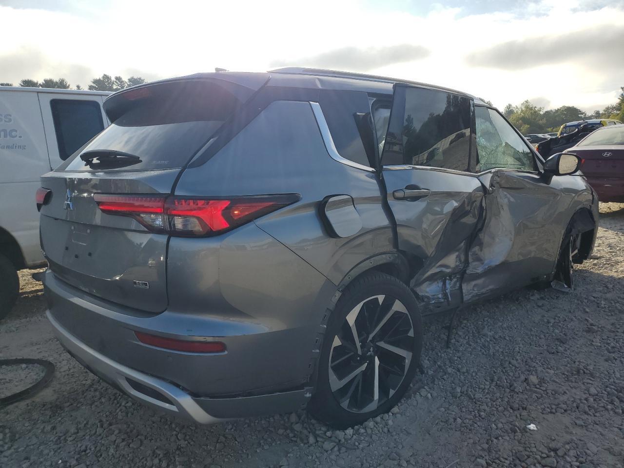 2022 Mitsubishi Outlander Sel - Image 3