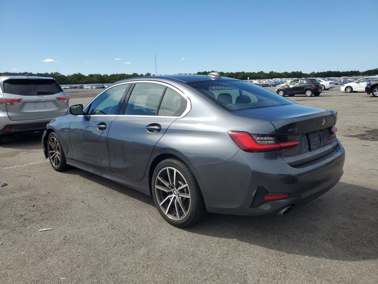 2020 BMW 330Xi - Фото 2
