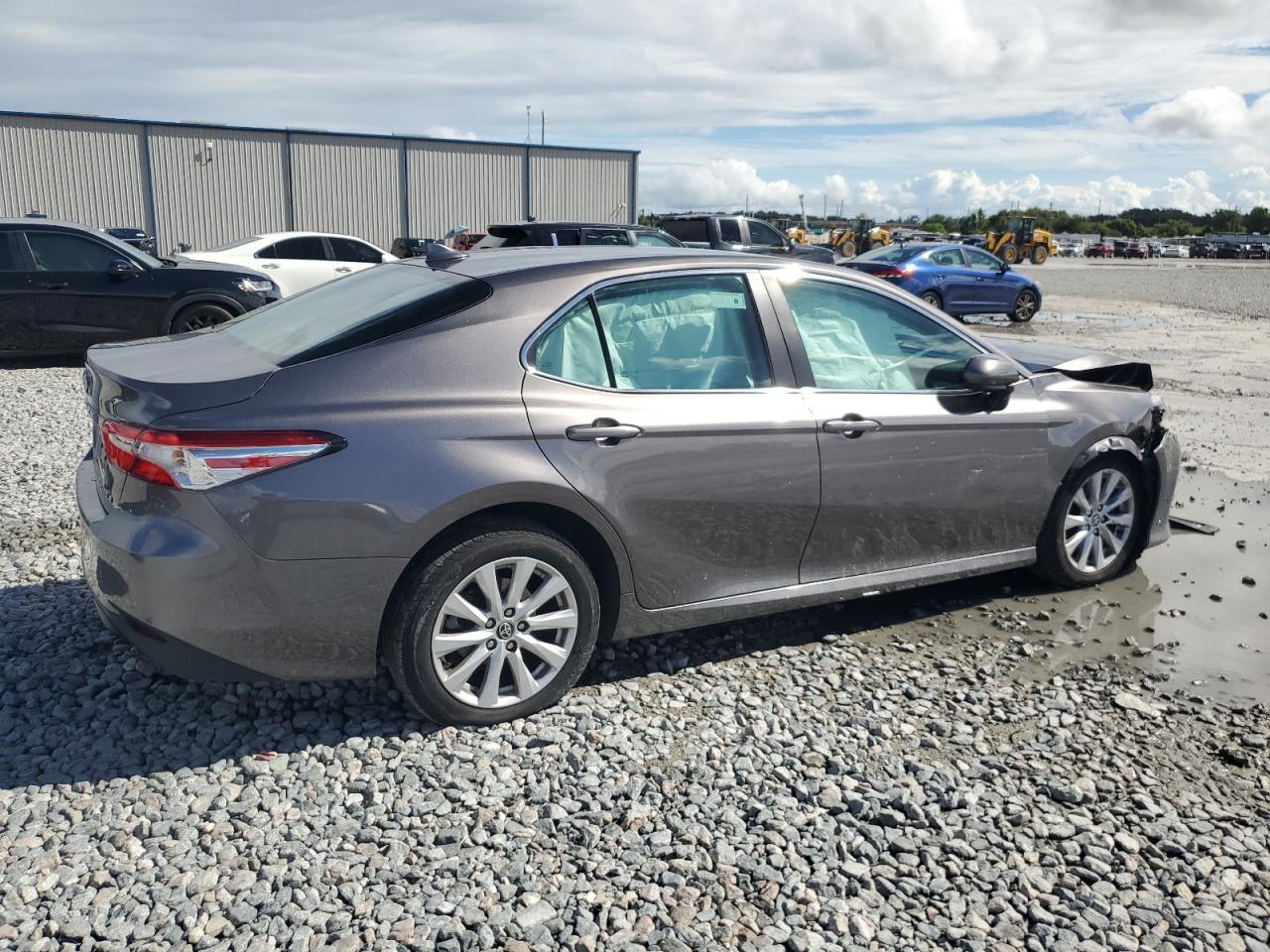 2020 Toyota Camry Le - Фото 3