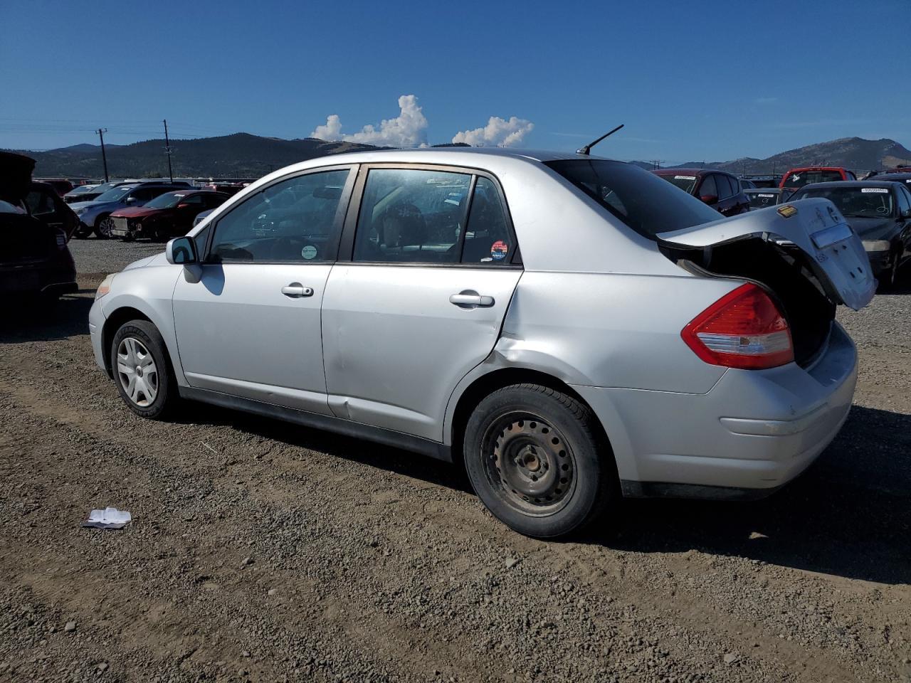 2011 Nissan Versa S - Фото 2
