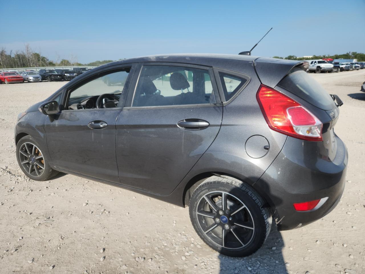 2015 Ford Fiesta Se - Фото 2