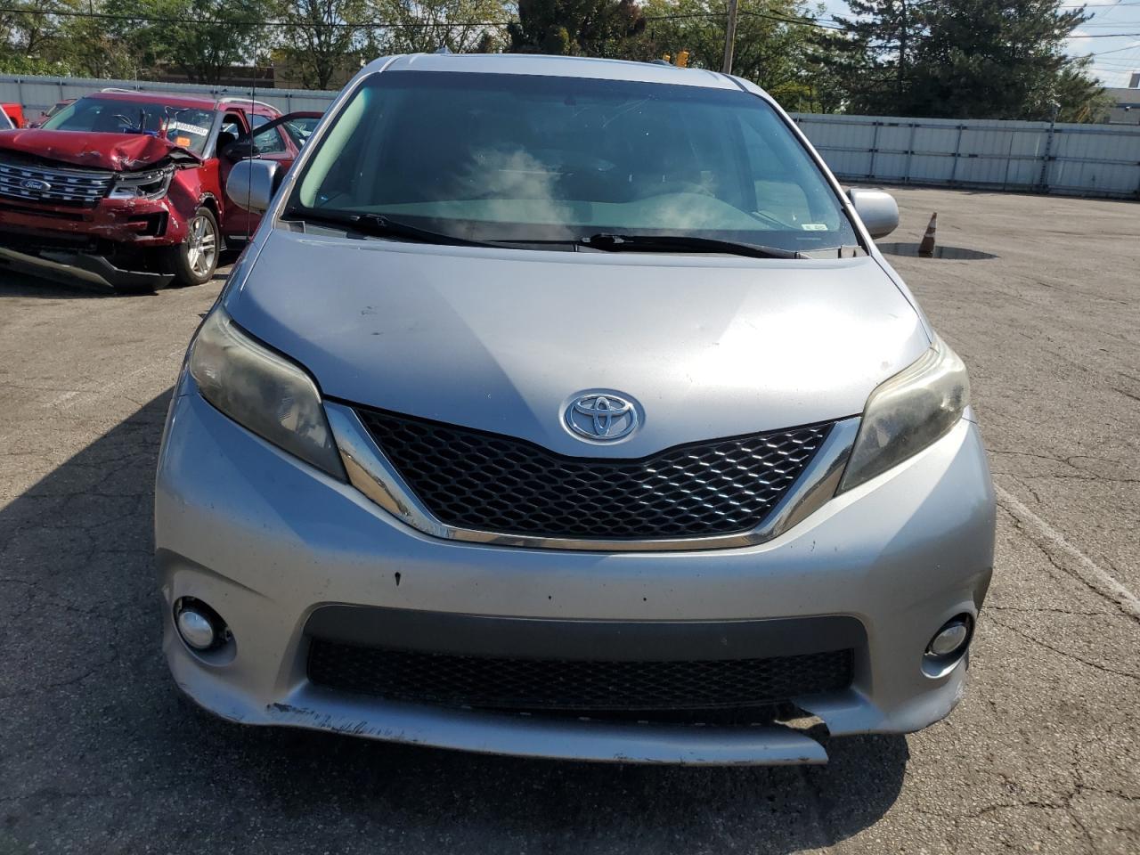 2012 Toyota Sienna Sport - Фото 5