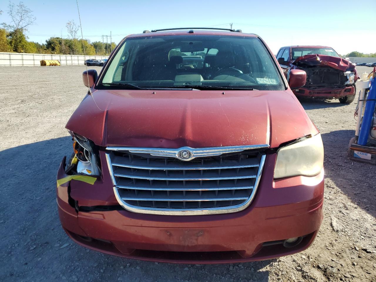 2010 Chrysler Town & Country Touring Plus - Фото 5
