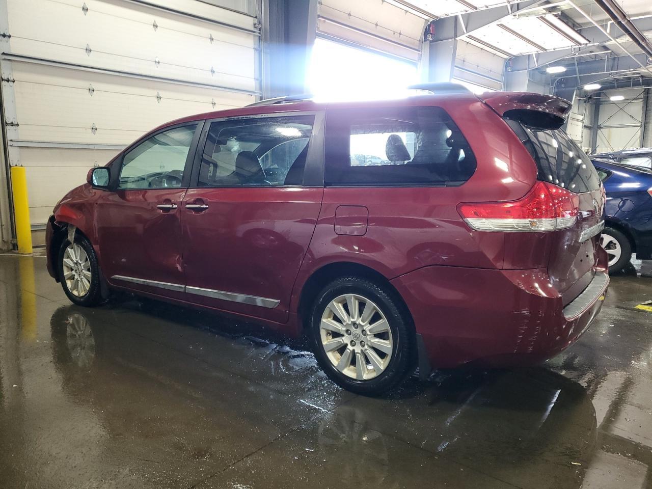 2012 Toyota Sienna Limited 7-Passenger - Фото 2