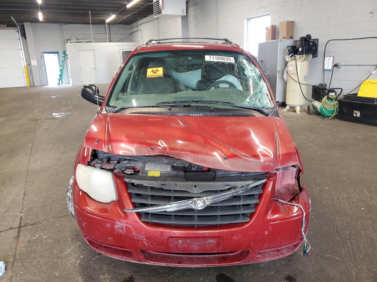 2005 Chrysler Town & Country Lx - Image 5