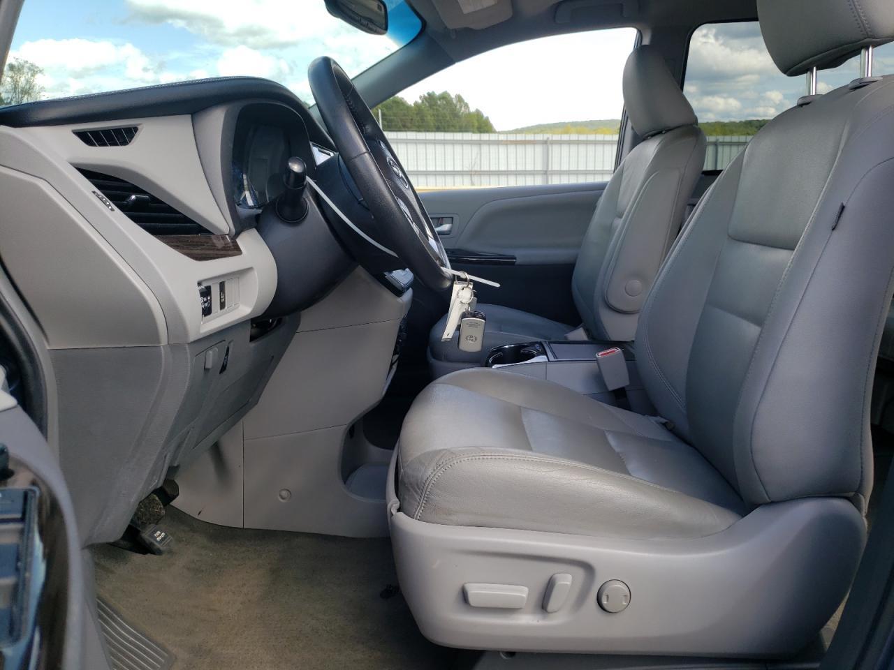 2017 Toyota Sienna - Image 7