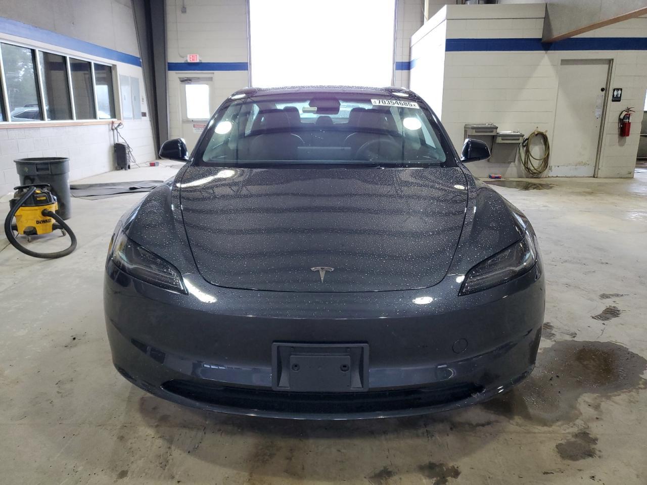 2025 Tesla Model 3 - Фото 5