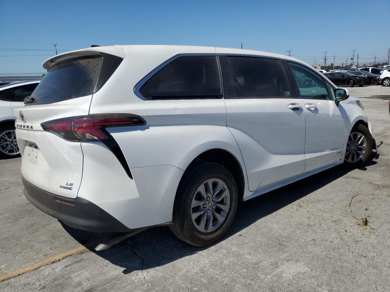 2021 Toyota Sienna Le - Image 3