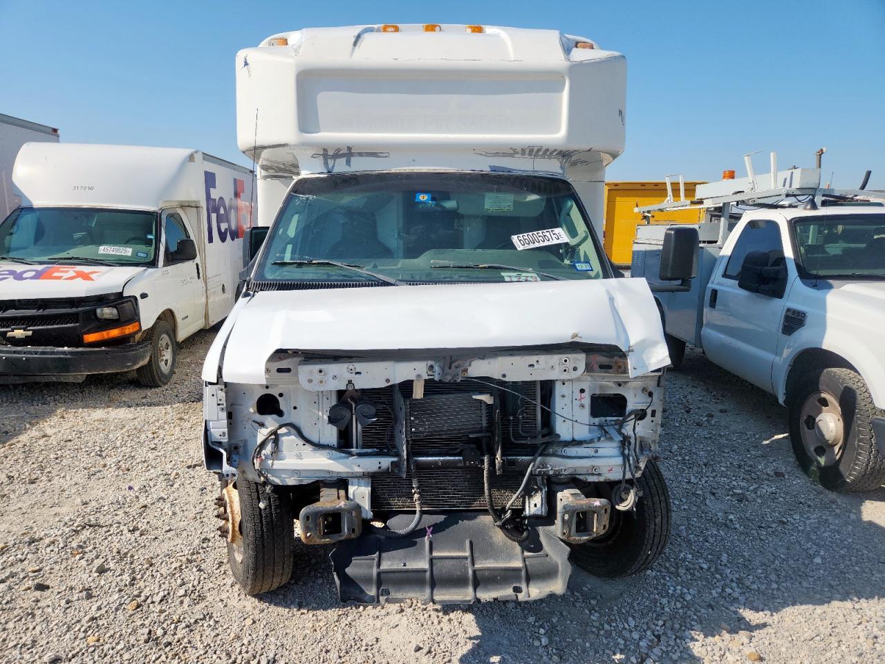 2011 Ford Econoline E450 Super Duty Cutaway Van - Фото 5