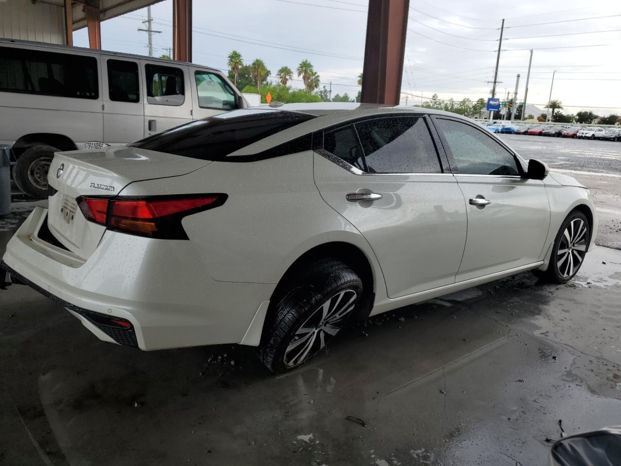 2020 Nissan Altima Platinum - Image 3