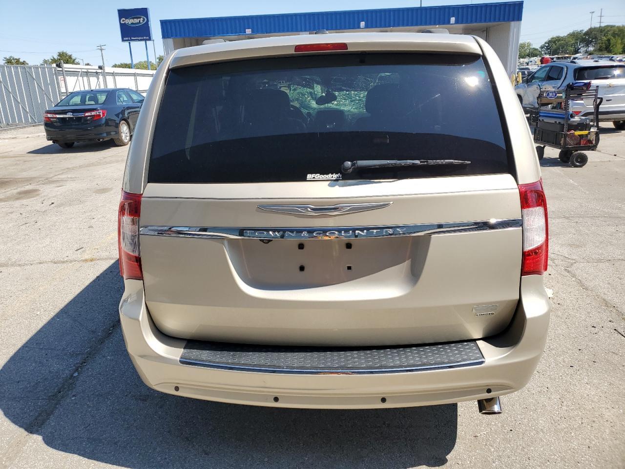 2013 Chrysler Town & Country Touring L - Фото 6