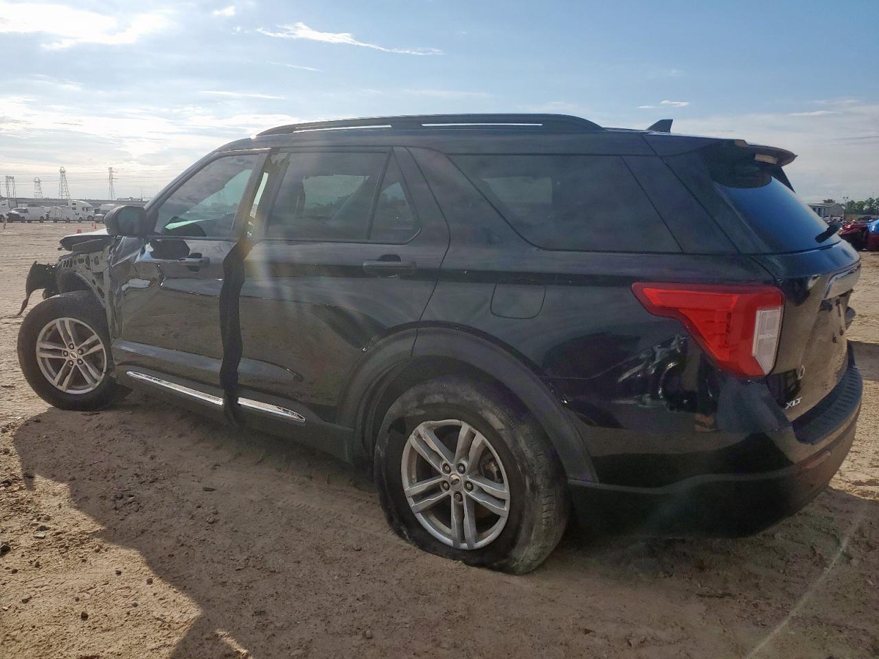 2023 Ford Explorer Xlt - Фото 2
