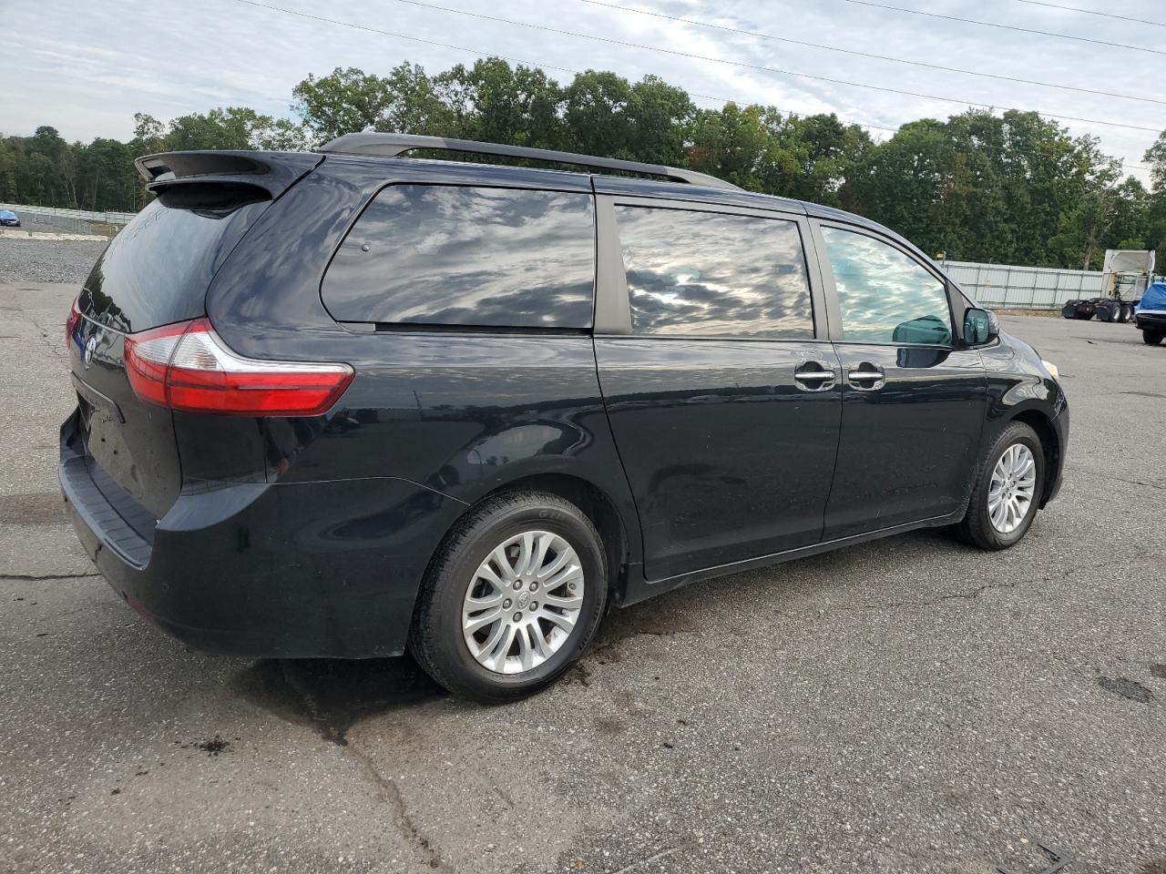 2017 Toyota Sienna Xle - Image 3